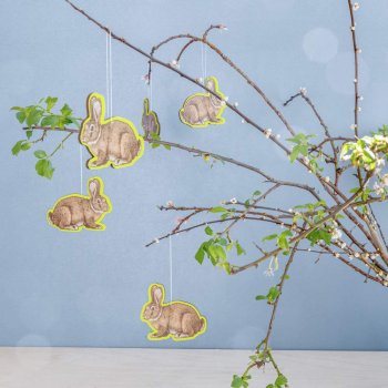 Hasenaufhänger am Frühlingsstrauch